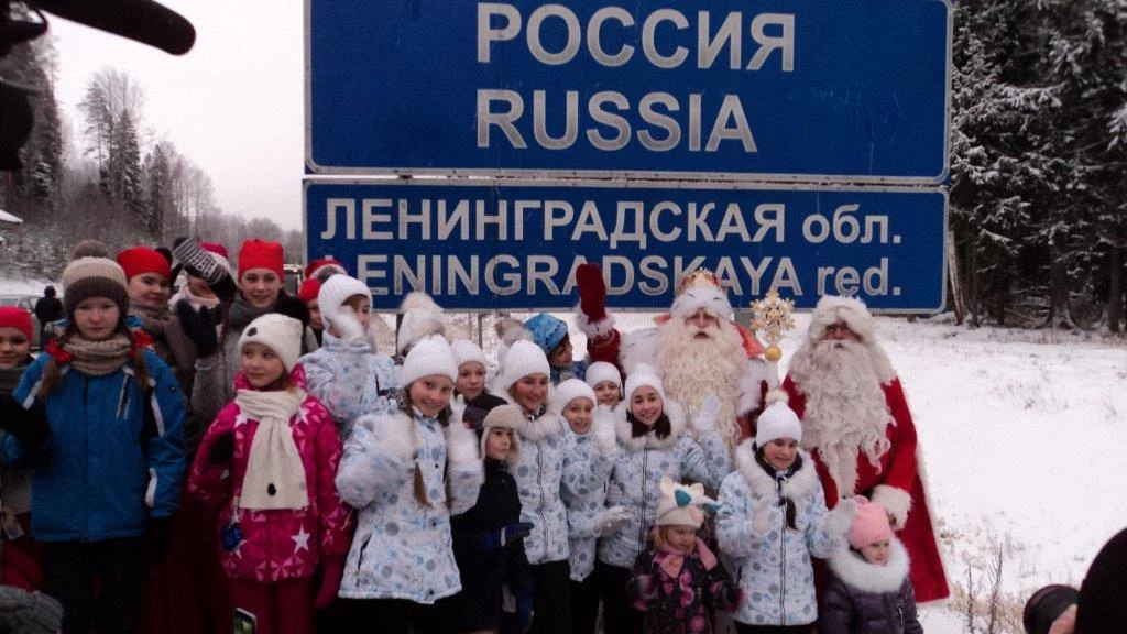 На автомобильном пункте пропуска Брусничное прошла акция «Рождество без границ» — традиционная встреча новогодних волшебников России и Финляндии 