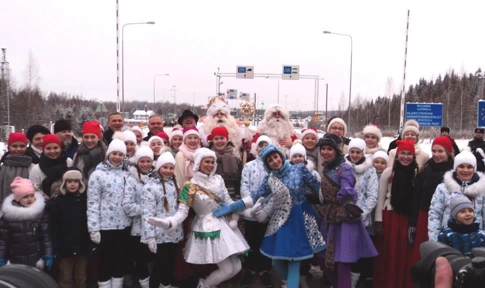 На автомобильном пункте пропуска Брусничное прошла акция «Рождество без границ» — традиционная встреча новогодних волшебников России и Финляндии 