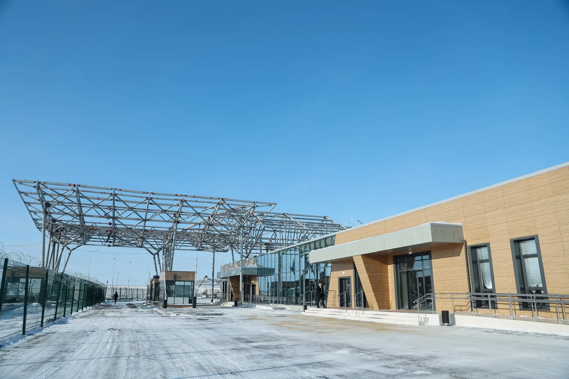 Строительство автомобильного пункта пропуска Кани-Курган близится к завершению