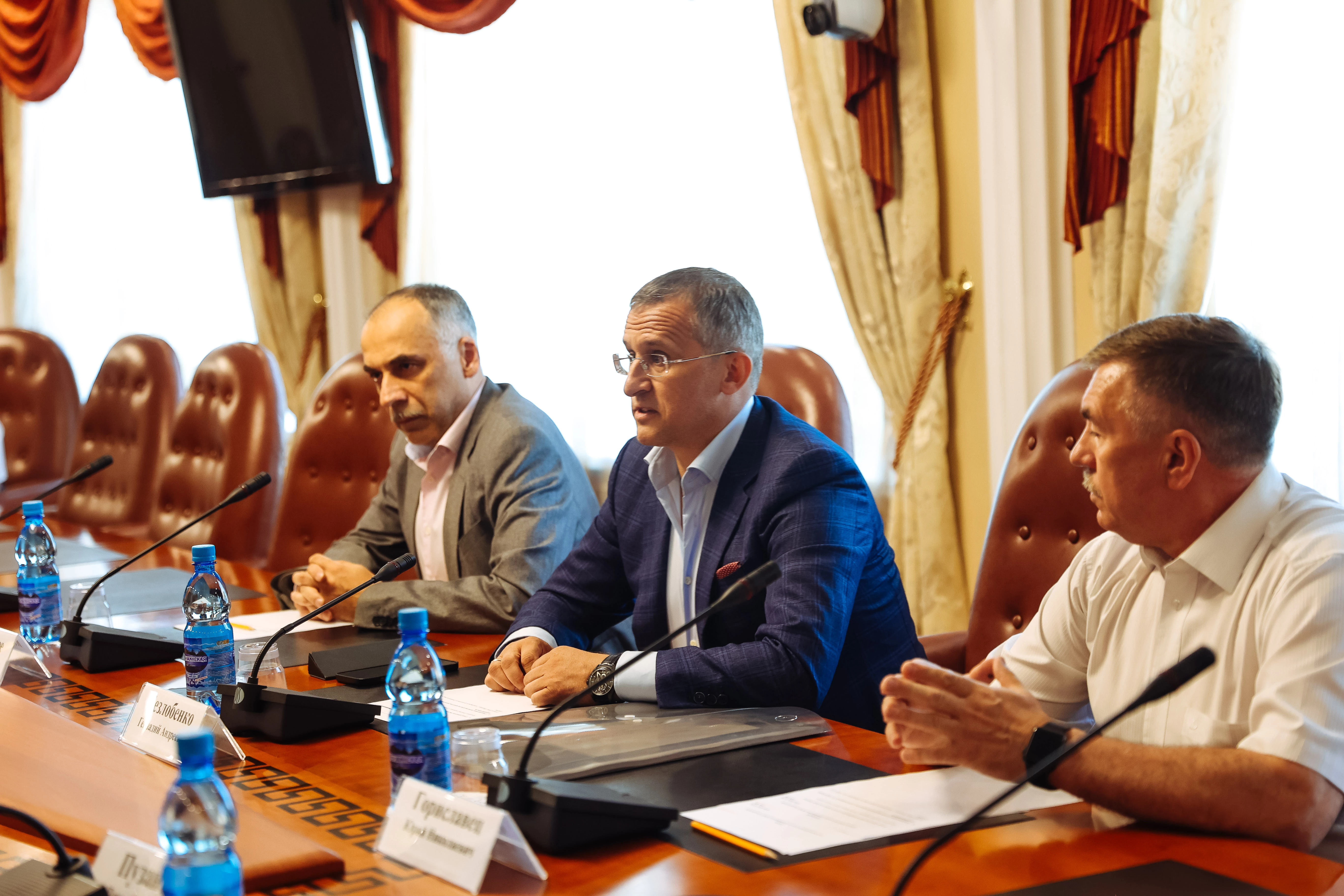 Руководитель ФГКУ Росгранстрой Геннадий Безлобенко и губернатор Амурской области Василий Орлов обсудили строительство автомобильного пункта пропуска Кани-Курган на границе с КНР 