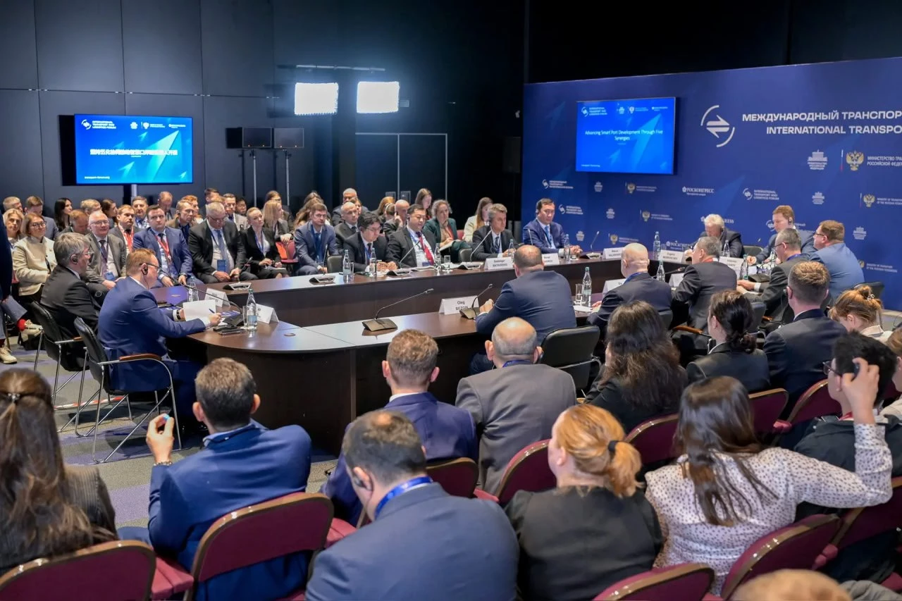 Круглый стол по цифровизации пунктов пропуска прошел на площадке Международного транспортно-логистического форума