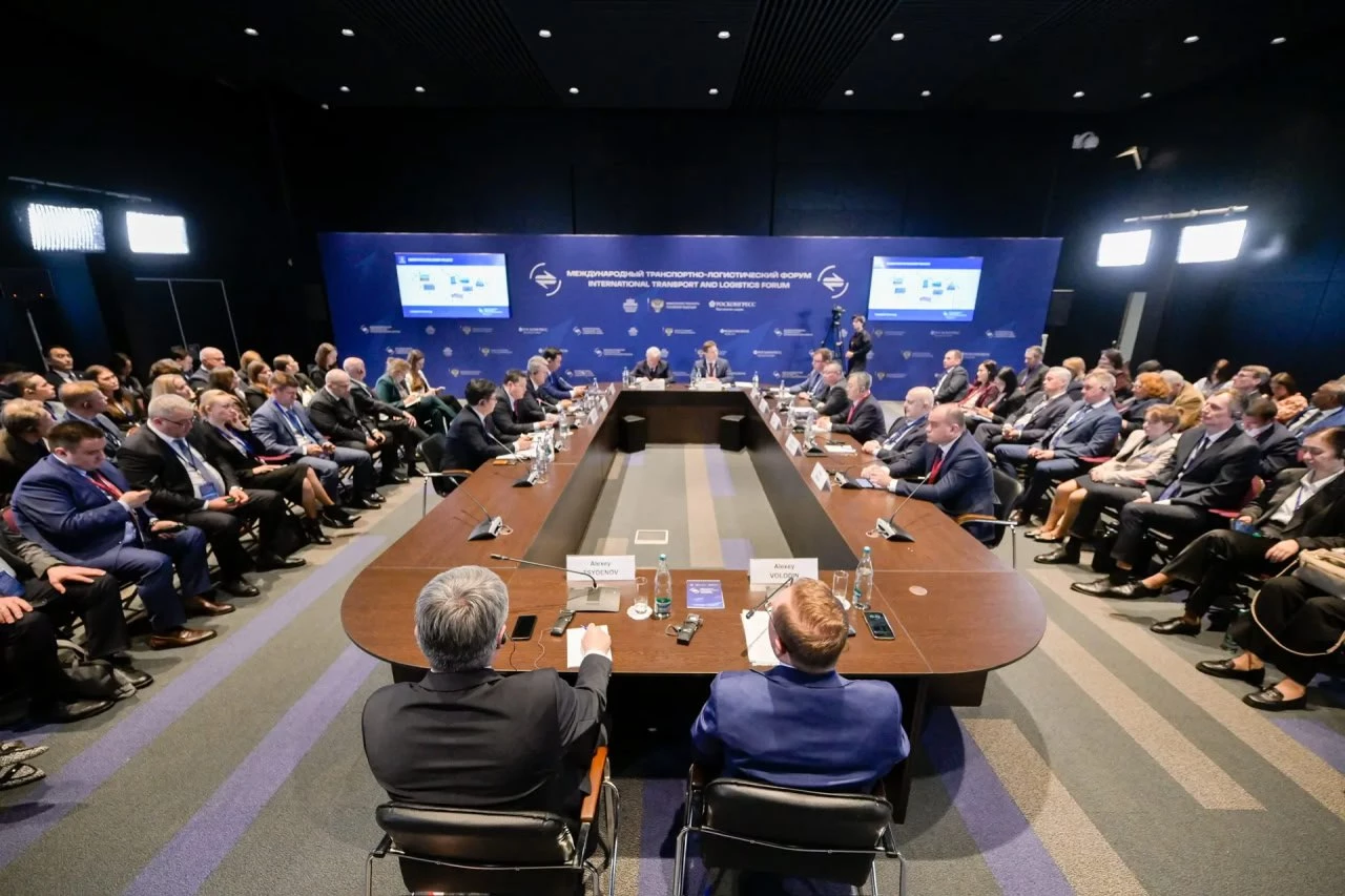 Круглый стол по цифровизации пунктов пропуска прошел на площадке Международного транспортно-логистического форума