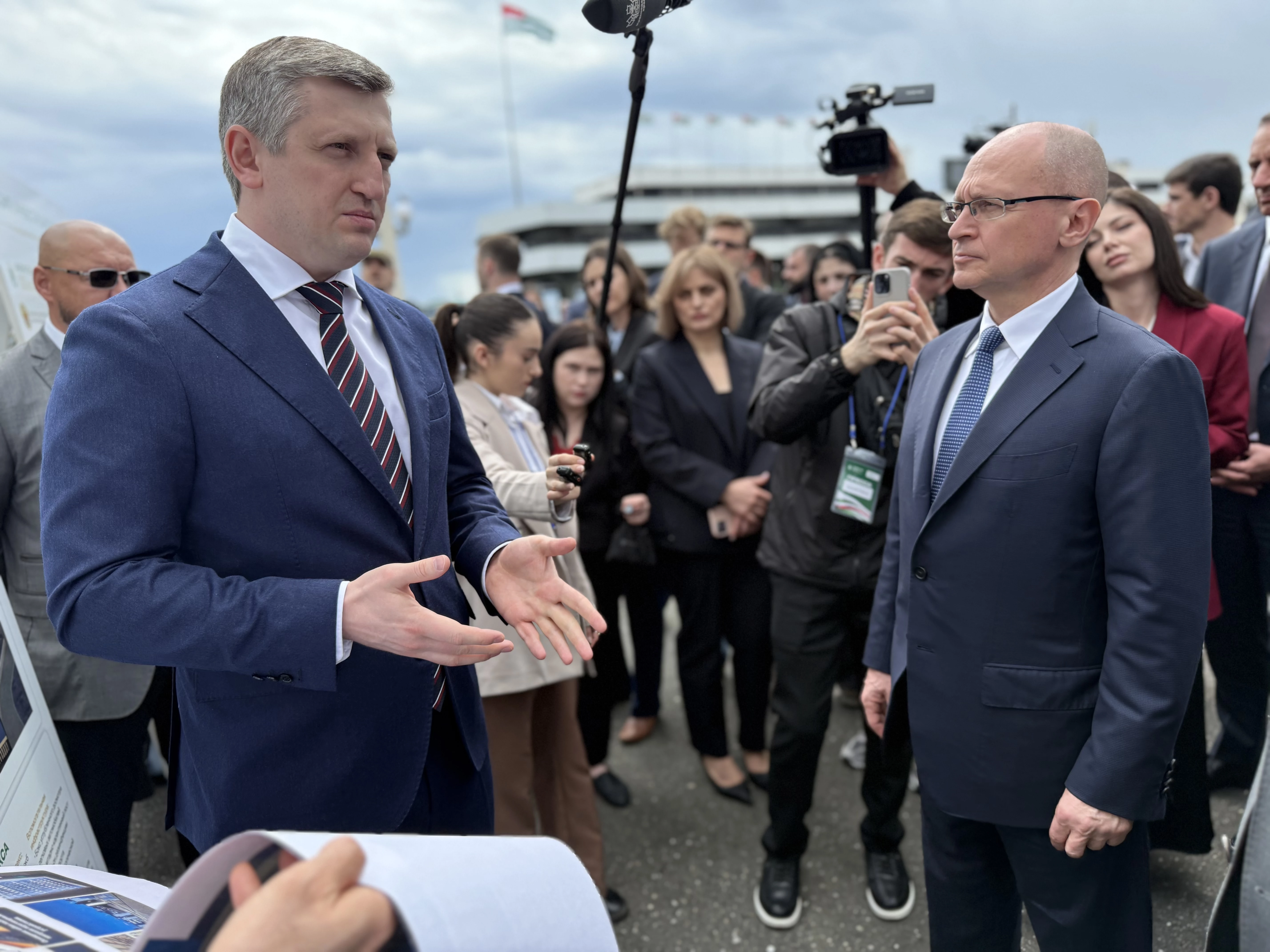 На площадке экономического форума «Абхазия - инвестиции в будущее» обсудили планы по реконструкции автомобильного пункта пропуска Адлер