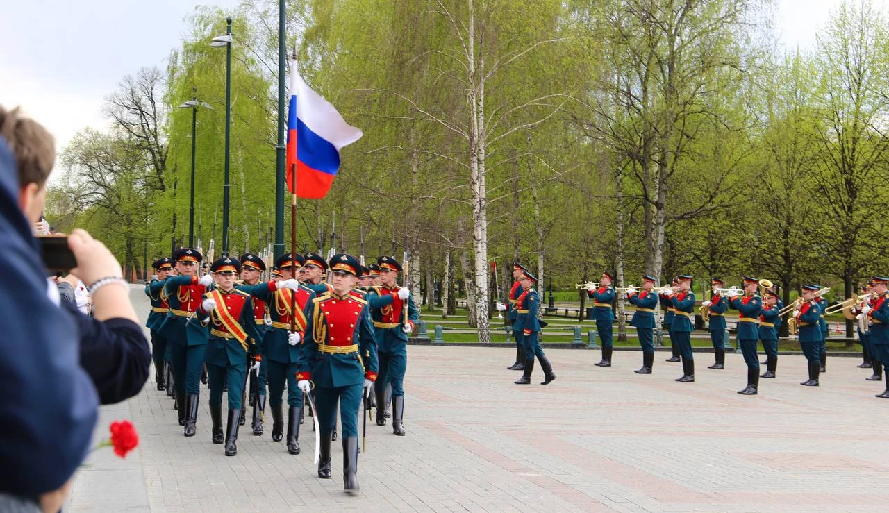 Сотрудники Росгранстроя почтили память героев Великой Отечественной войны в Александровском саду