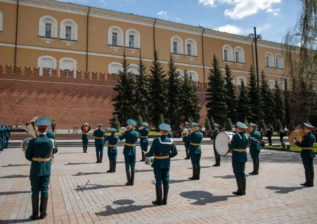Геннадий Безлобенко принял участие в торжественной церемонии возложения цветов к Вечному огню у Могилы Неизвестного Солдата