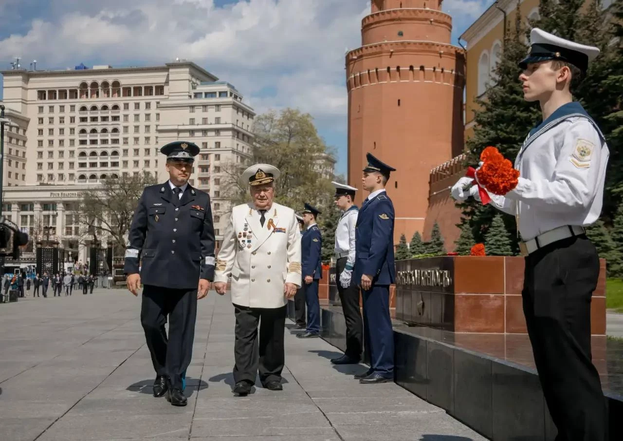 Геннадий Безлобенко принял участие в торжественной церемонии возложения цветов к Вечному огню у Могилы Неизвестного Солдата