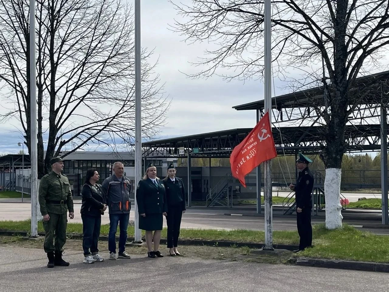 На пунктах пропуска подняли Знамя Победы
