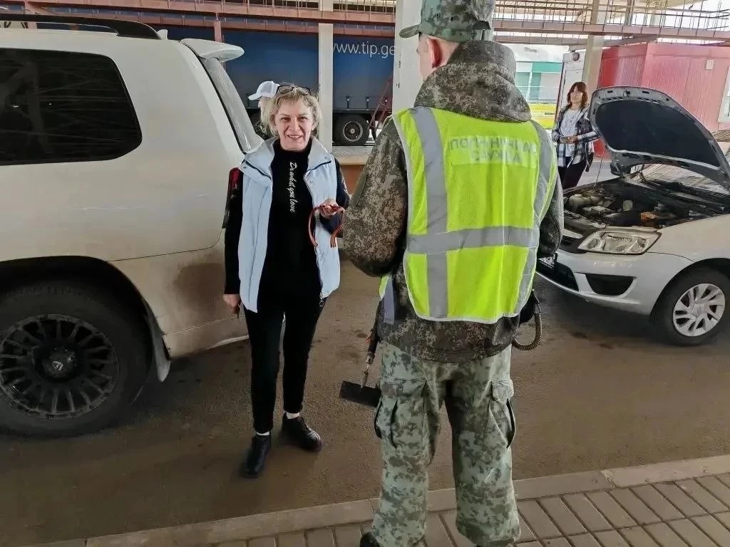 На пунктах пропуска подняли Знамя Победы