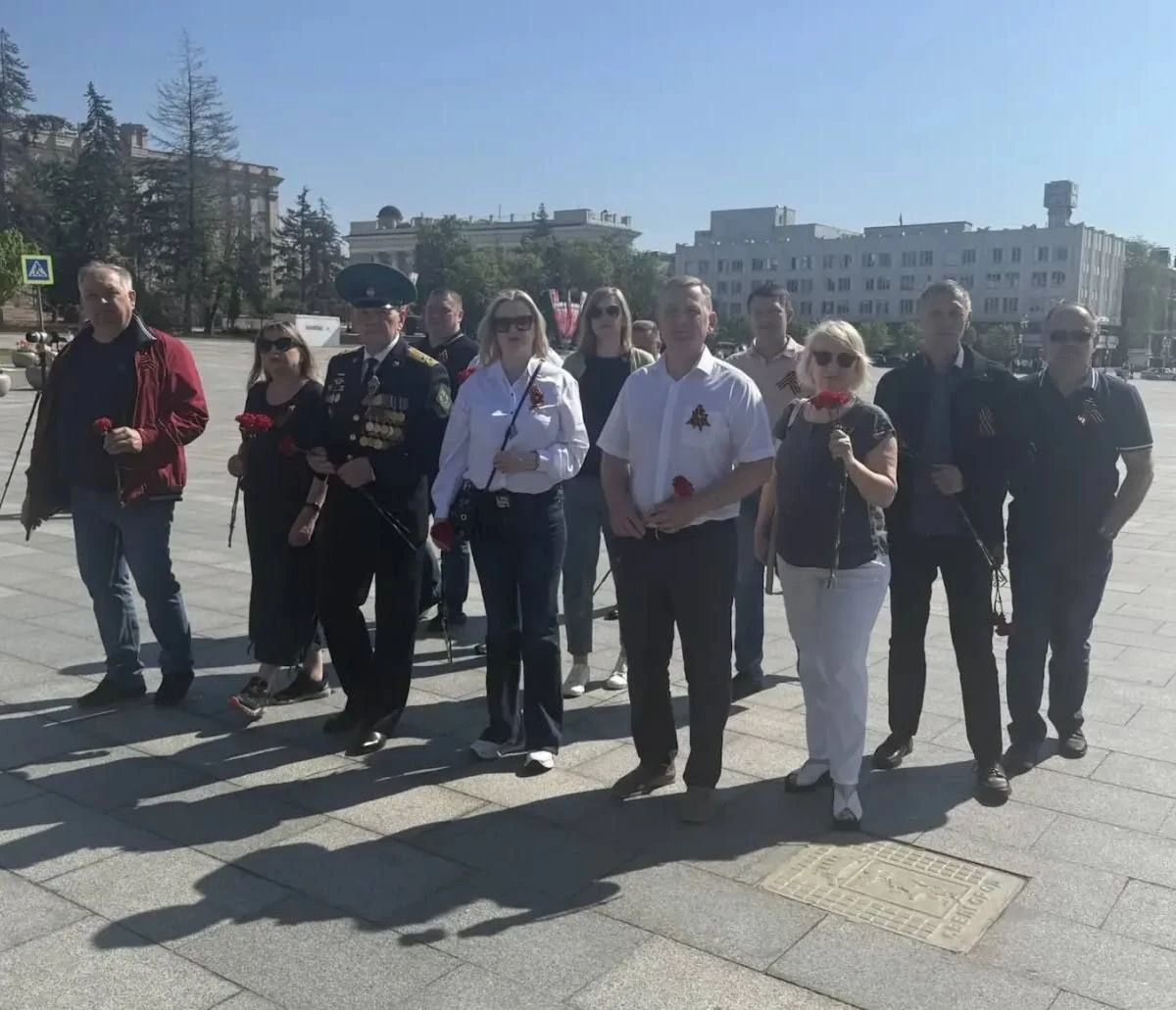 Сотрудники Белгородского филиала Росгранстроя возложили цветы к мемориалу «Вечный огонь»