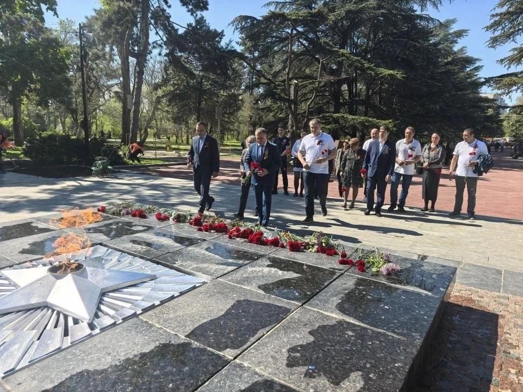 Коллектив Крымского филиала Росгранстроя принял участие в церемонии возложения цветов к Вечному огню на Могиле неизвестного солдата
