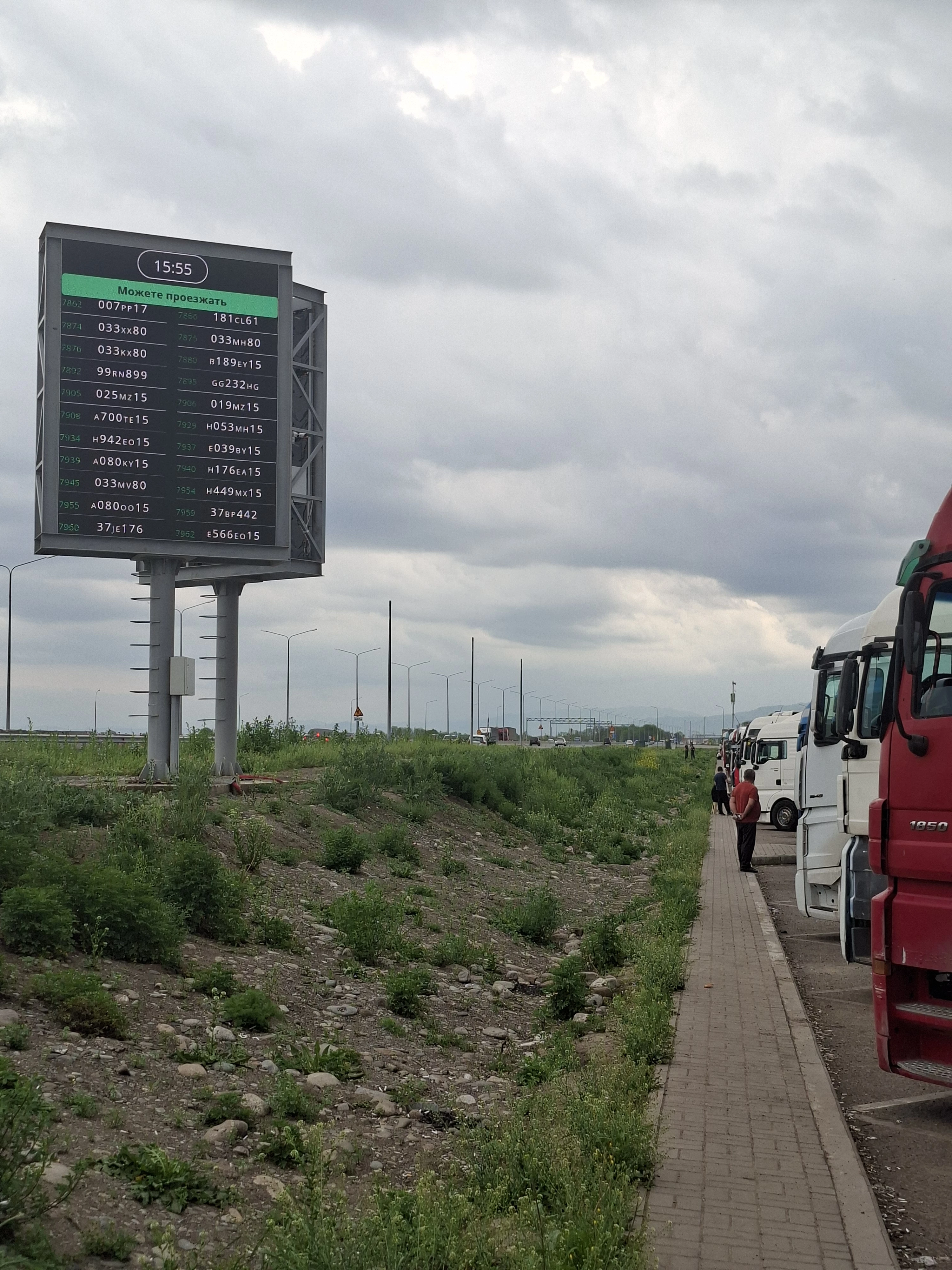 Более ста тысяч грузовых транспортных средств прошло по электронной очереди к пункту пропуска Верхний Ларс
