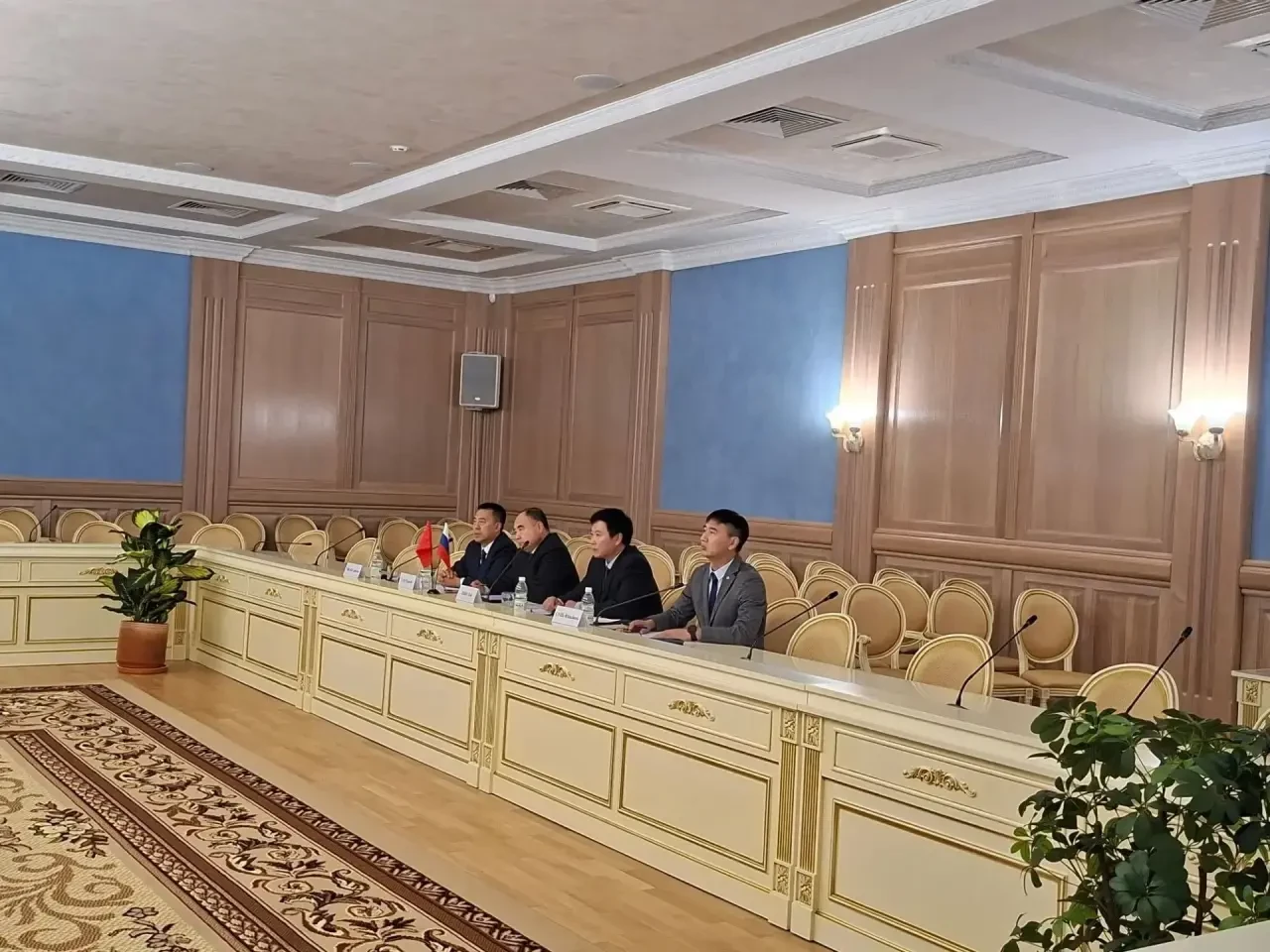 Представители Хабаровского филиала ФГКУ Росгранстрой совместно с китайской делегацией оценили работу пунктов пропуска на российско-китайской границе