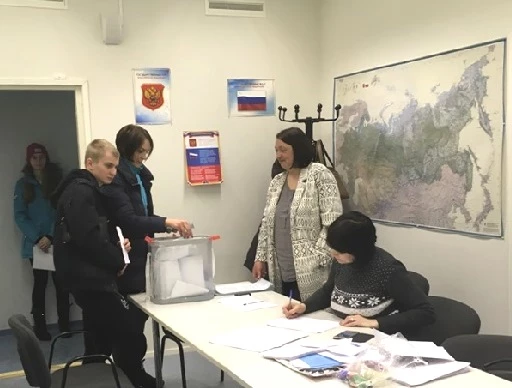 На автомобильных пунктах пропуска через государственную границу Салла и Лотта (Мурманская область) проведено досрочное голосование на выборах президента РФ 