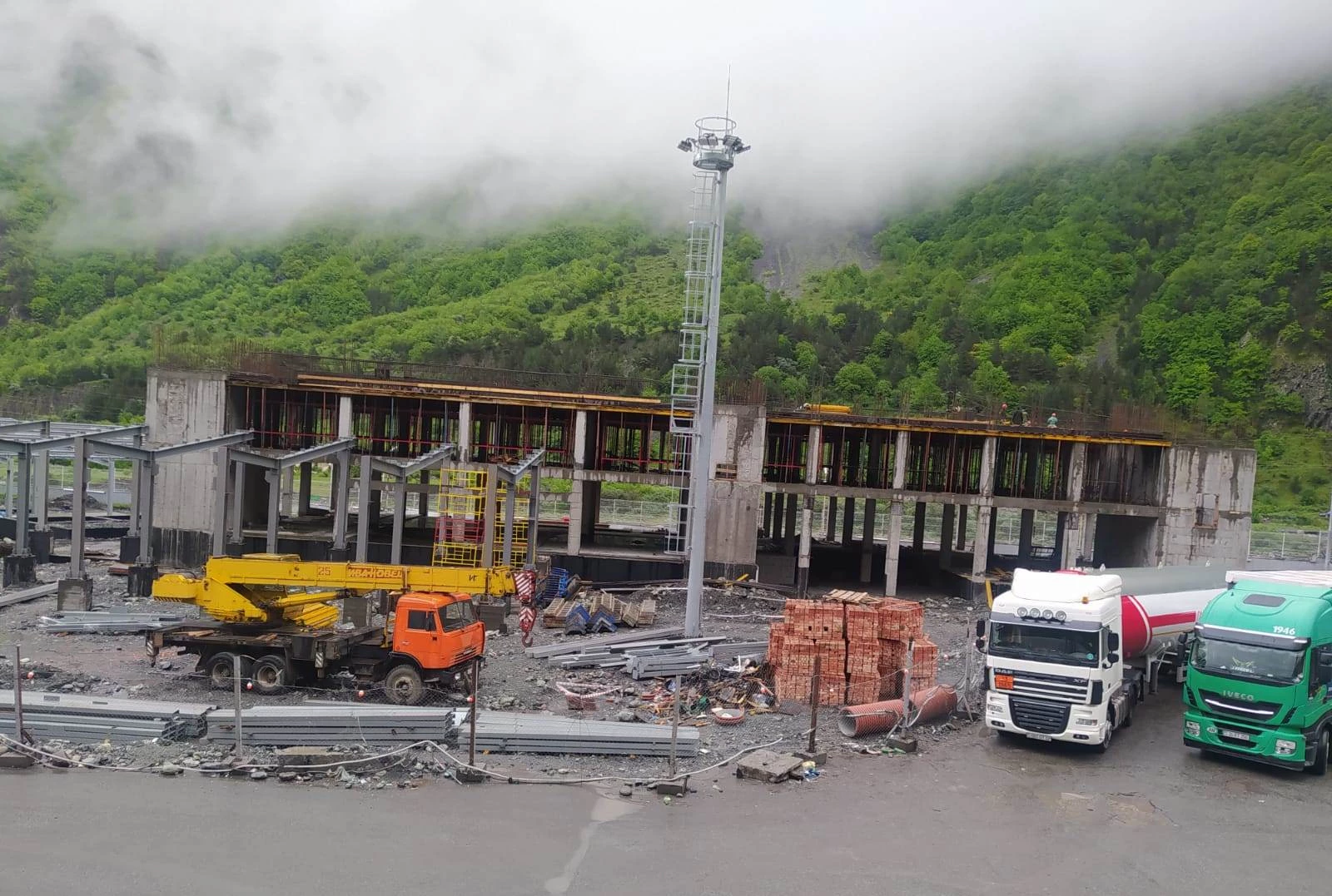 Минтрансом России и ФГКУ Росгранстрой выработаны уникальные решения по опережающему вводу полос движения легкового транспорта в пункте пропуска Верхний Ларс на границе с Грузией 