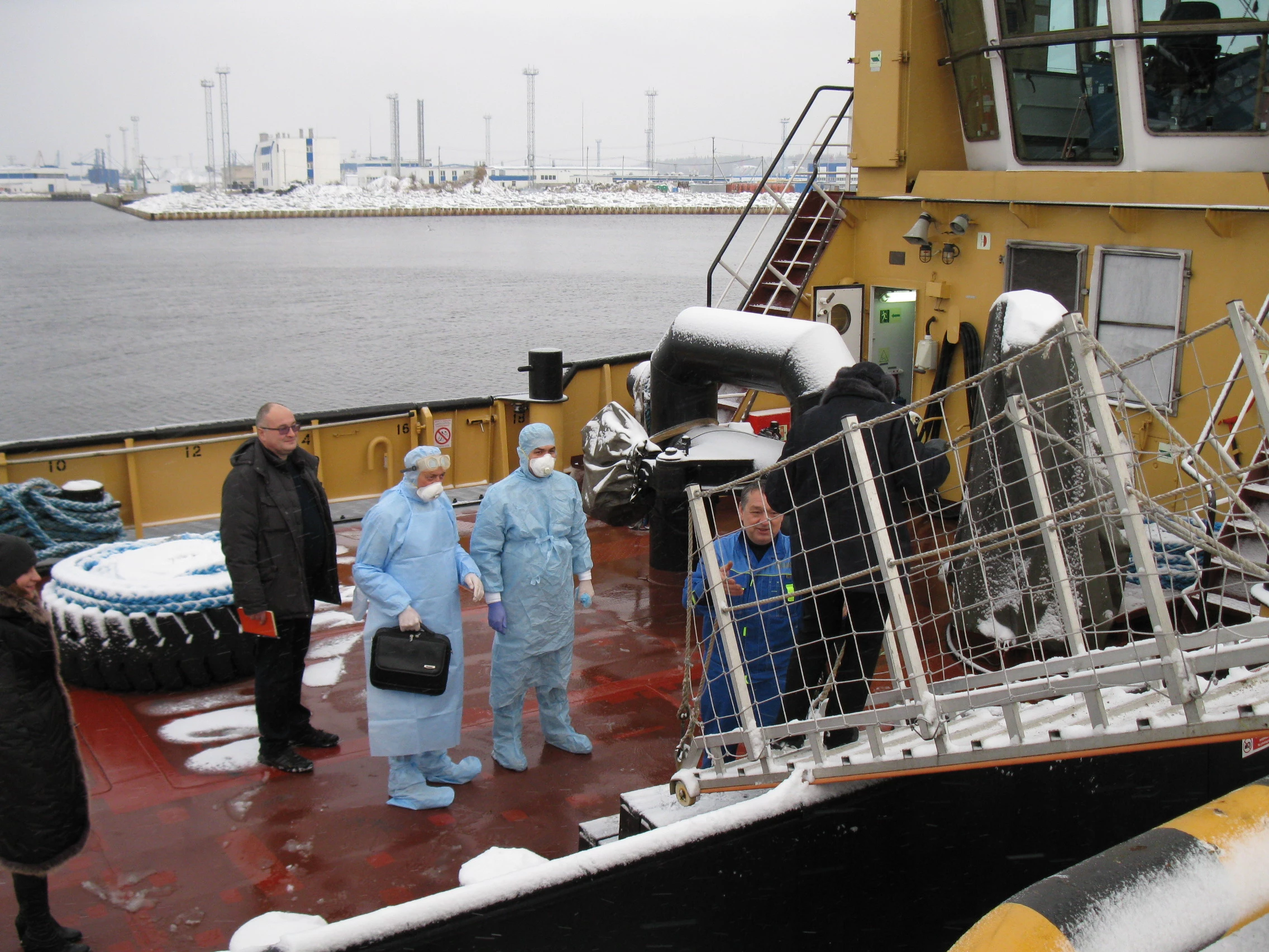 На грузовом судне в морском пункте пропуска Усть-Луга провели учения по отработке совместных действий по нейтрализации угрозы распространения опасного инфекционного заболевания 