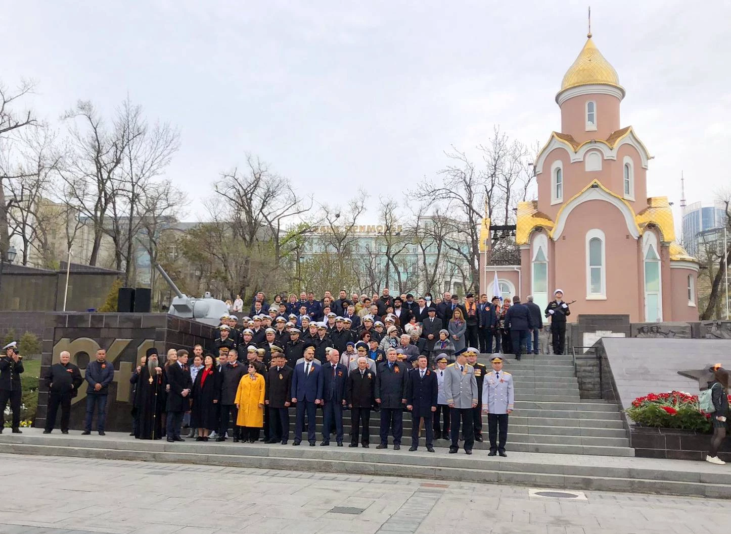 Сотрудники Владивостокского филиала ФГКУ Росгранстрой возложили цветы к Вечному огню 