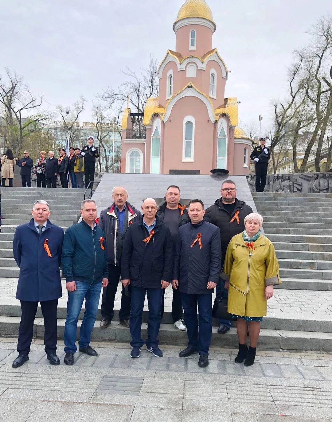Сотрудники Владивостокского филиала ФГКУ Росгранстрой возложили цветы к Вечному огню 