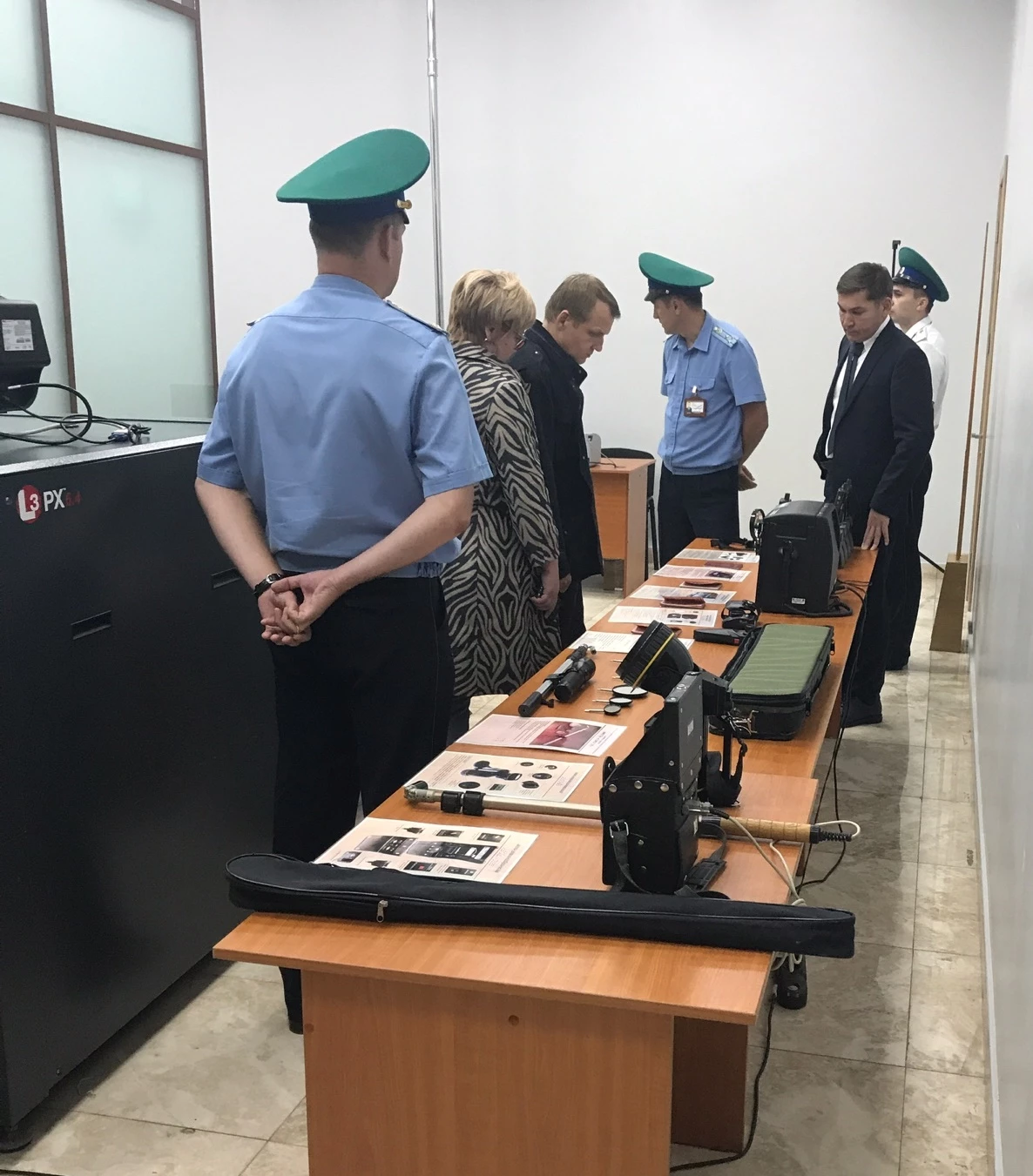 Директор Владивостокского филиала ФГКУ Росгранстрой Игорь Хрущев рассказал заместителю Министра транспорта РФ Николаю Асаулу о ходе работ по техническому оснащению и обустройству помещений, предусмотренных для организации зала официальных лиц и делегаций 