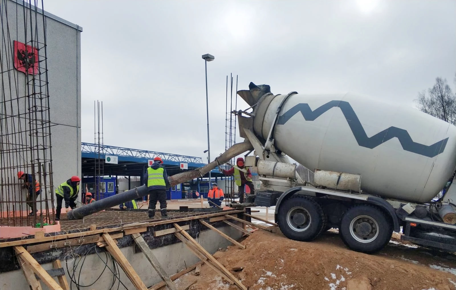 Продолжаются работы по реконструкции одного из самых загруженных пунктов пропуска на российско-латвийской границе Бурачки 