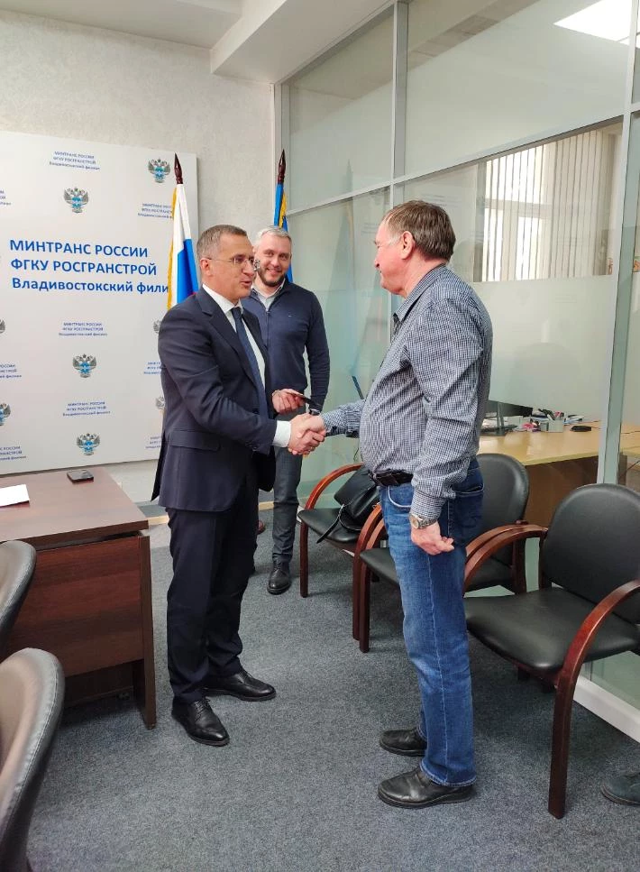 В ходе рабочей поездки во Владивосток руководитель ФГКУ Росгранстрой Геннадий Безлобенко провел встречу с коллективом Владивостокского филиала Росгранстрой 