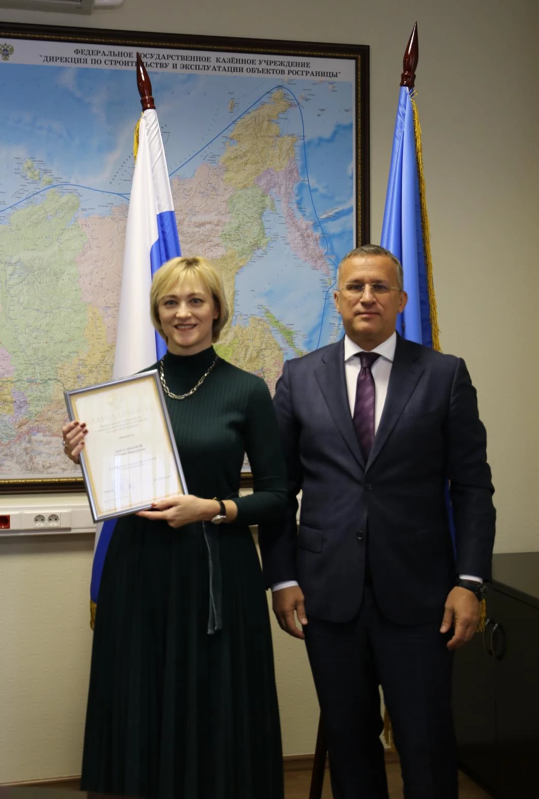 В преддверии Дня работника транспорта руководитель ФГКУ Росгранстрой Геннадий Безлобенко вручил сотрудникам Благодарности 