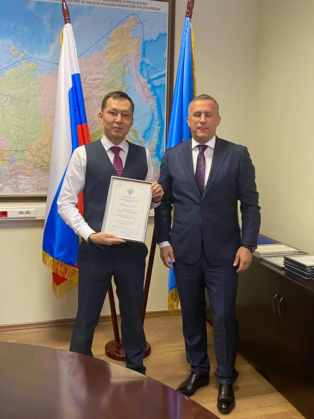 В преддверии Дня работника транспорта руководитель ФГКУ Росгранстрой Геннадий Безлобенко вручил сотрудникам Благодарности 