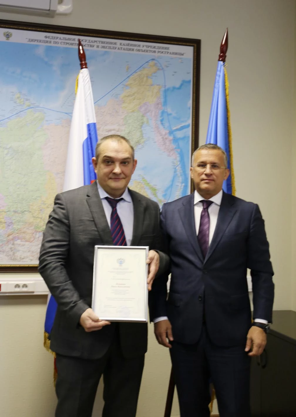 В преддверии Дня работника транспорта руководитель ФГКУ Росгранстрой Геннадий Безлобенко вручил сотрудникам Благодарности 