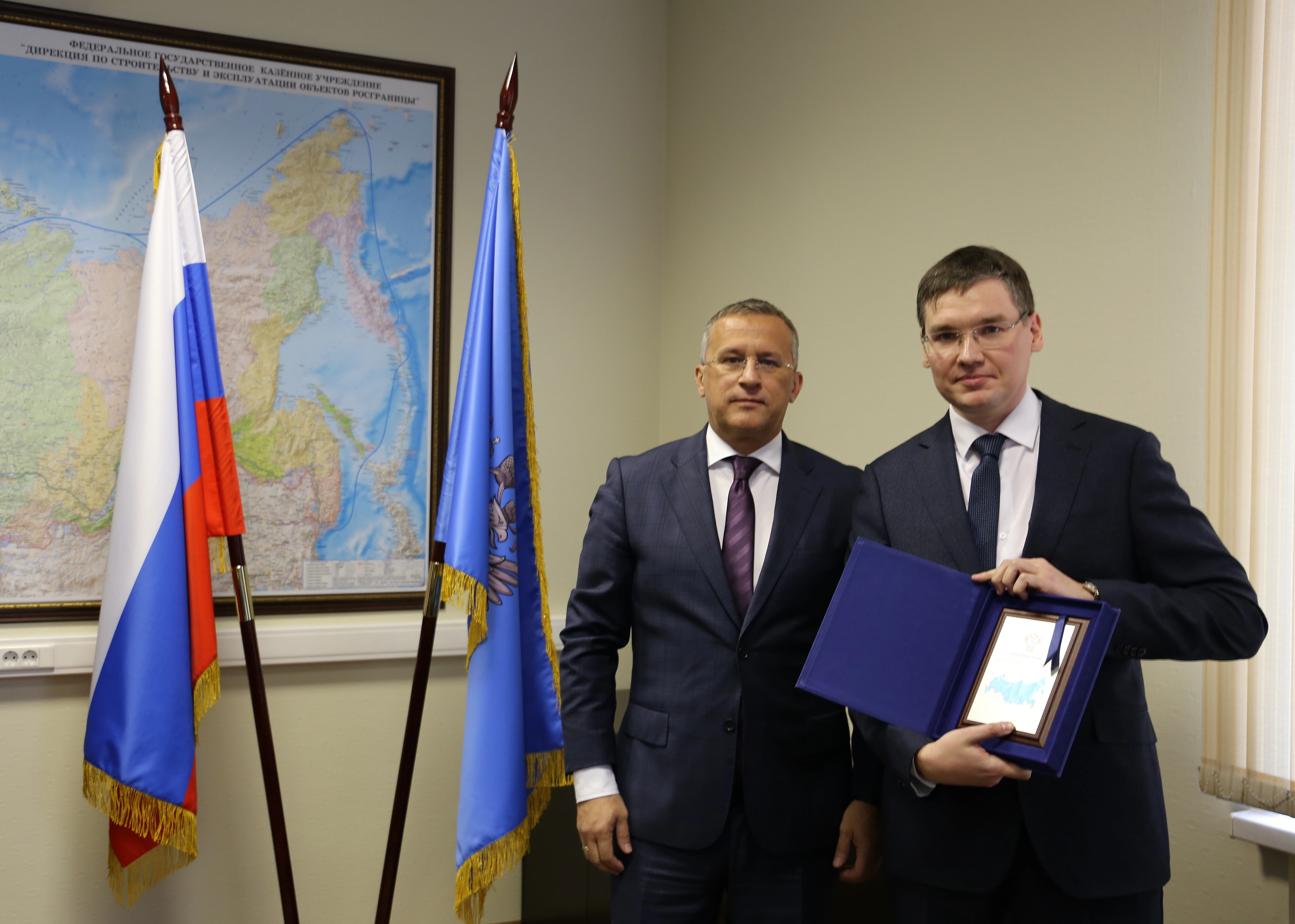 В преддверии Дня работника транспорта руководитель ФГКУ Росгранстрой Геннадий Безлобенко вручил сотрудникам Благодарности 