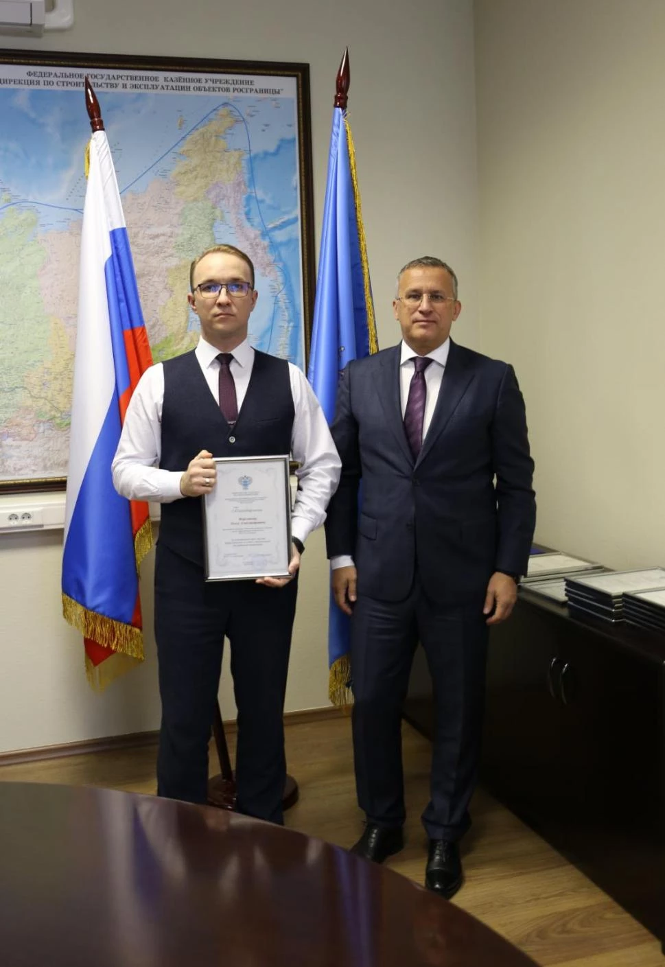 В преддверии Дня работника транспорта руководитель ФГКУ Росгранстрой Геннадий Безлобенко вручил сотрудникам Благодарности 