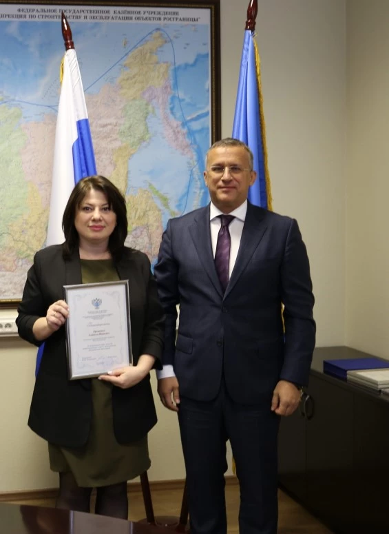 В преддверии Дня работника транспорта руководитель ФГКУ Росгранстрой Геннадий Безлобенко вручил сотрудникам Благодарности 