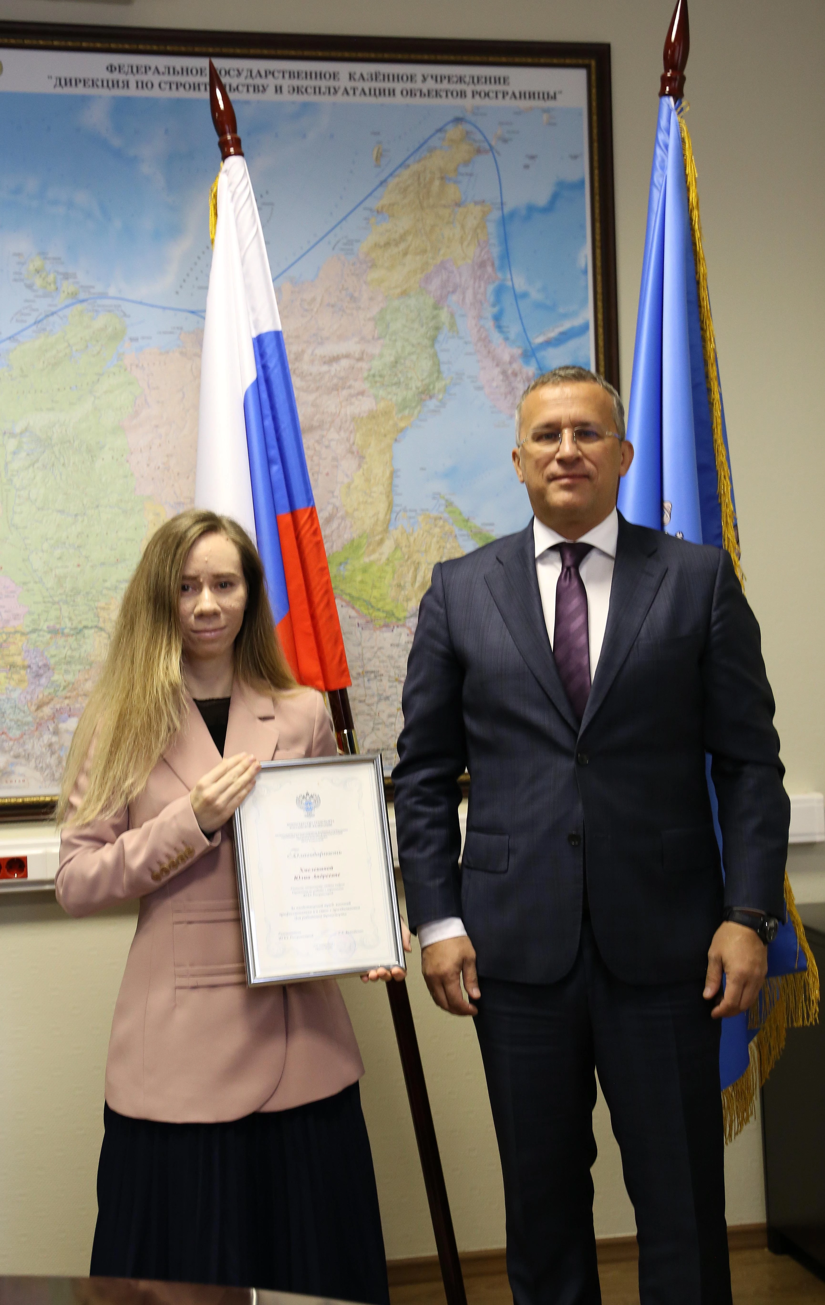 В преддверии Дня работника транспорта руководитель ФГКУ Росгранстрой Геннадий Безлобенко вручил сотрудникам Благодарности 