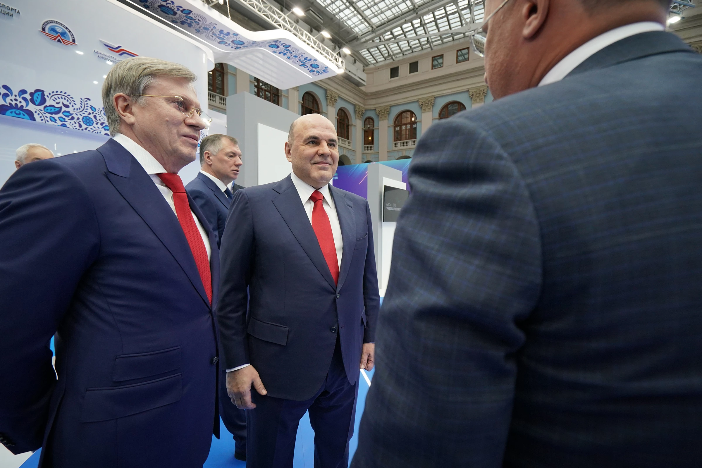 На площадке Международного форума «Транспорт России» руководитель ФГКУ Росгранстрой Геннадий Безлобенко доложил Председателю Правительства Михаилу Мишустину о развитии пунктов пропуска 