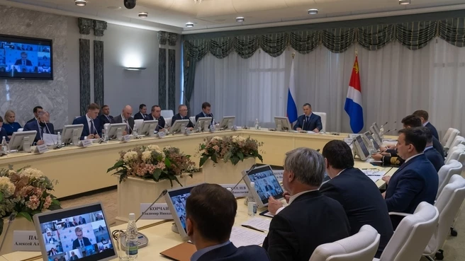 Вице-премьер - полпред президента РФ в ДФО Юрий Трутнев провел выездное совещание по вопросу нормализации морских перевозок на Дальнем Востоке