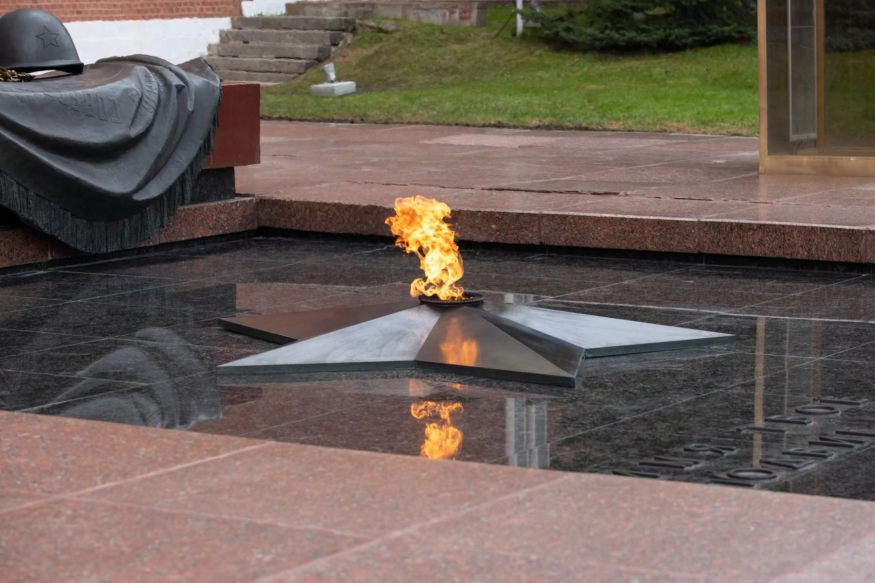 Руководитель ФГКУ Росгранстрой Виталий Шишмарёв принял участие в торжественной церемонии возложения цветов к мемориалам памяти жертв Великой Отечественной войны 