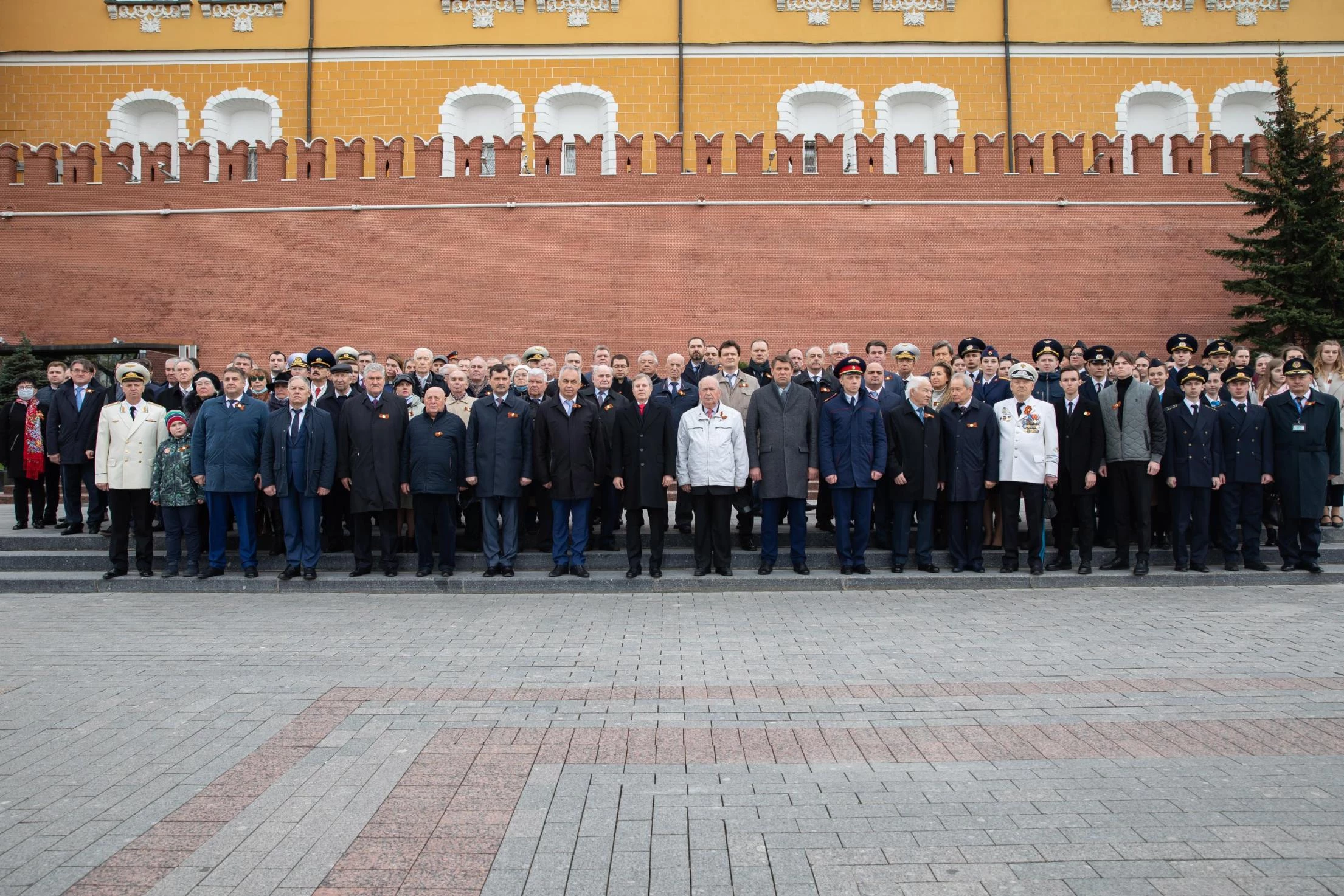 Руководитель ФГКУ Росгранстрой Виталий Шишмарёв принял участие в торжественной церемонии возложения цветов к мемориалам памяти жертв Великой Отечественной войны 