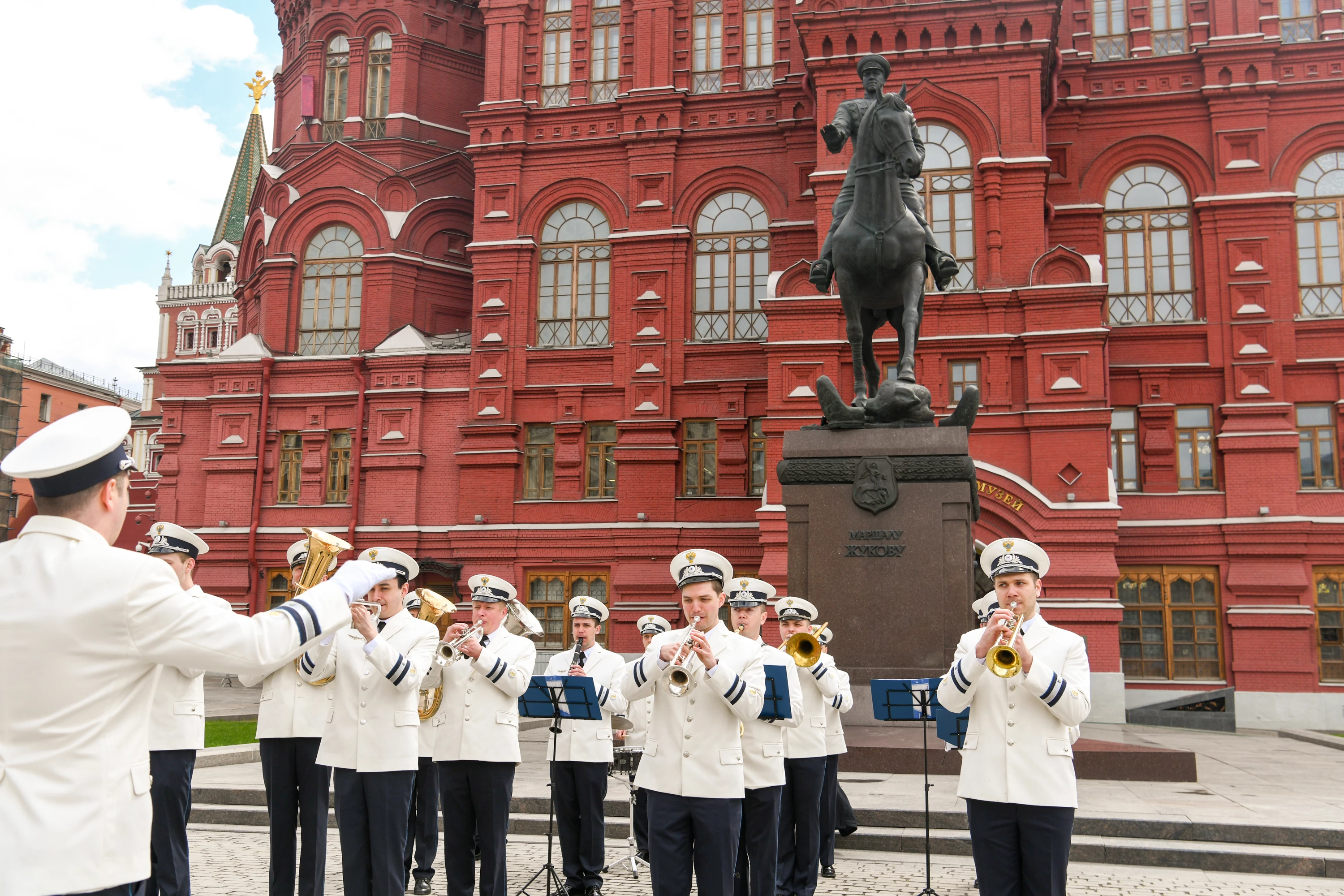 Руководитель ФГКУ Росгранстрой Виталий Шишмарёв принял участие в торжественной церемонии возложения цветов к мемориалам памяти жертв Великой Отечественной войны 