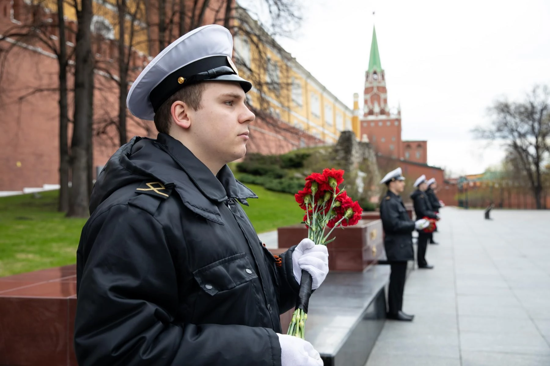 Руководитель ФГКУ Росгранстрой Виталий Шишмарёв принял участие в торжественной церемонии возложения цветов к мемориалам памяти жертв Великой Отечественной войны 