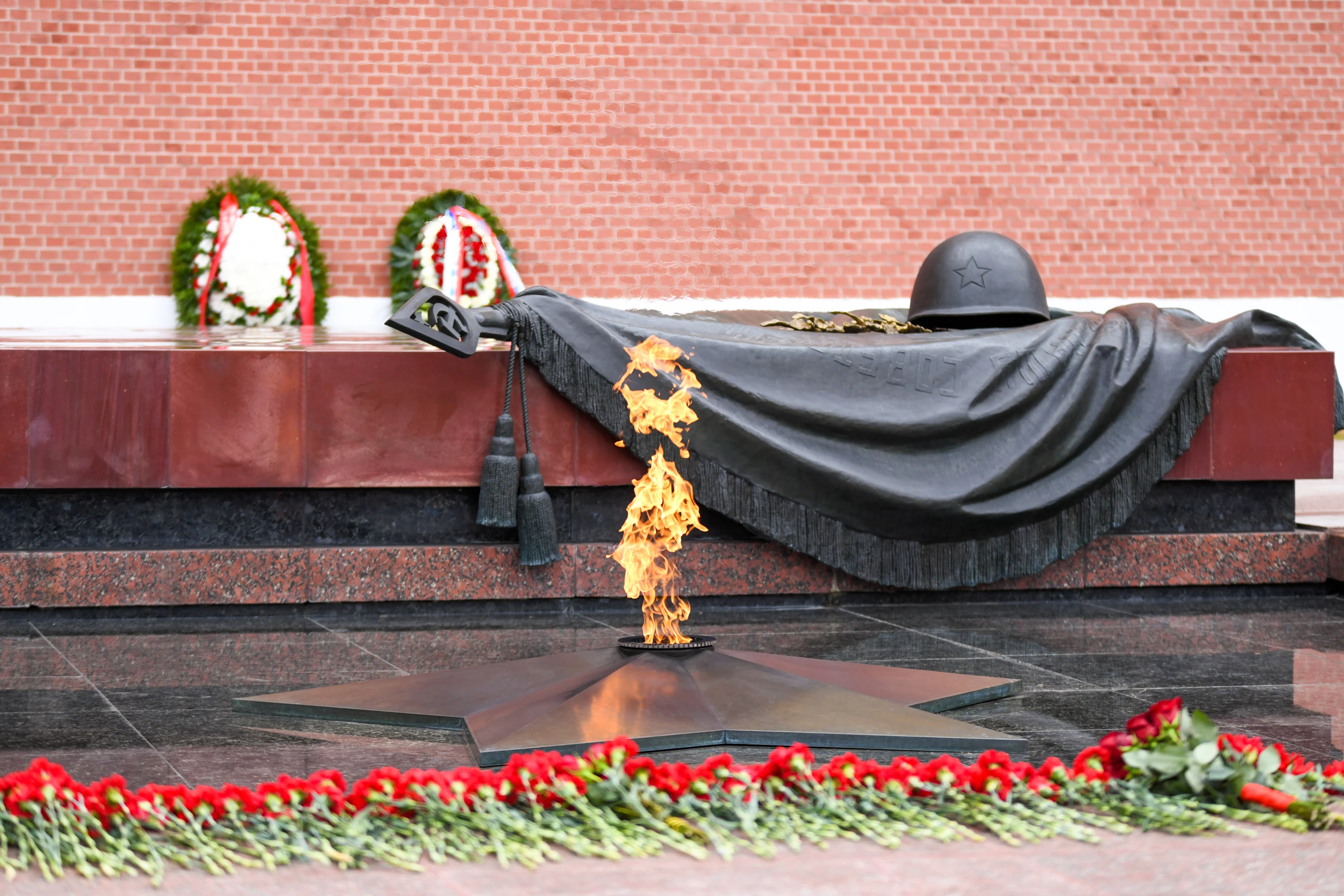 Руководитель ФГКУ Росгранстрой Виталий Шишмарёв принял участие в торжественной церемонии возложения цветов к мемориалам памяти жертв Великой Отечественной войны 