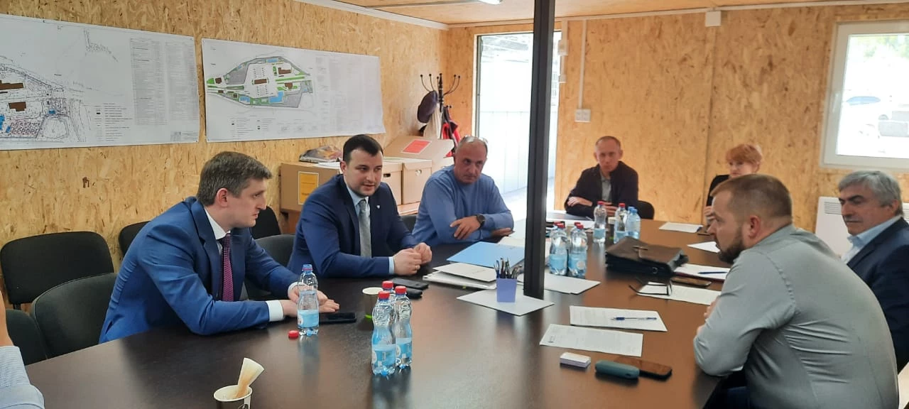 Ход работ по реконструкции автомобильного пункта пропуска Верхний Ларс обсудили в рамках выездного рабочего совещания 