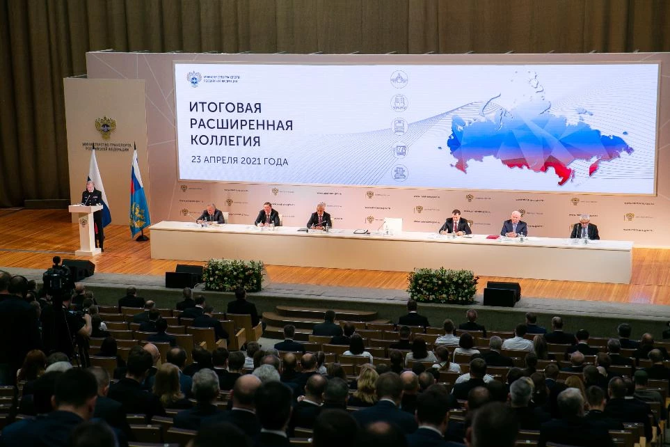 На итоговой коллегии Минтранса России министр транспорта Виталий Савельев озвучил планы по обустройству пунктов пропуска через госграницу до 2024 года 