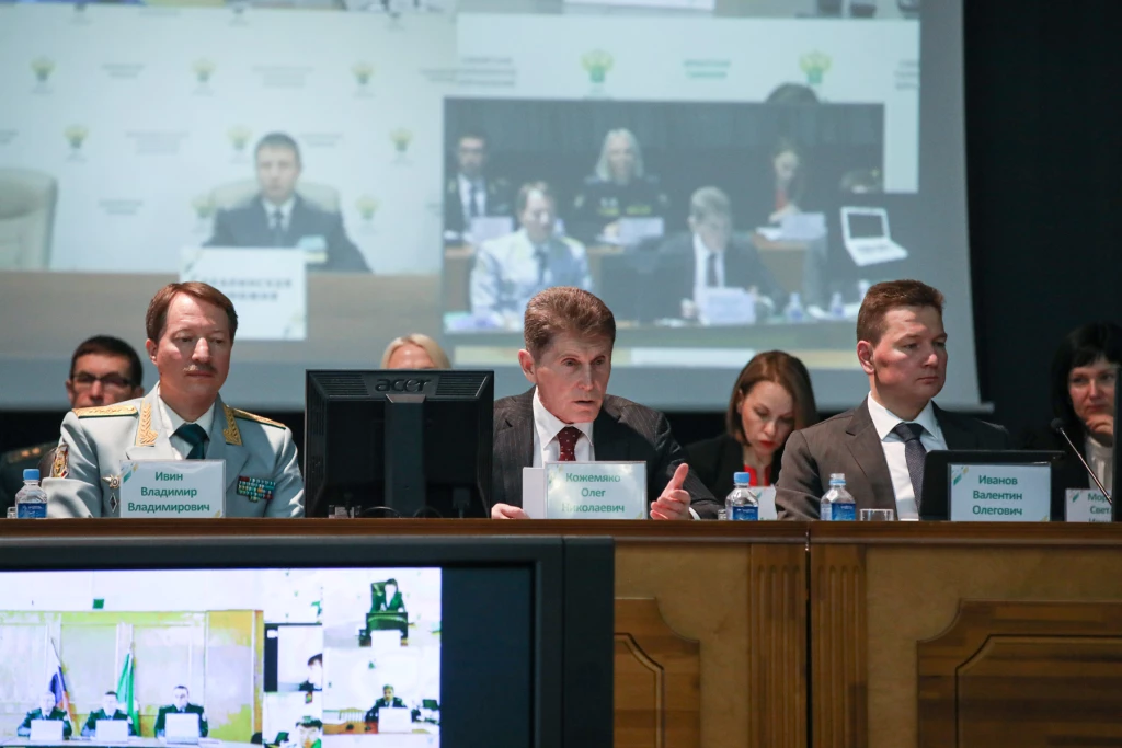 На расширенном заседании коллегии Дальневосточного таможенного управления заместитель министра транспорта РФ Валентин Иванов рассказал о мерах по развитию пунктов пропуска через госграницу в ДФО