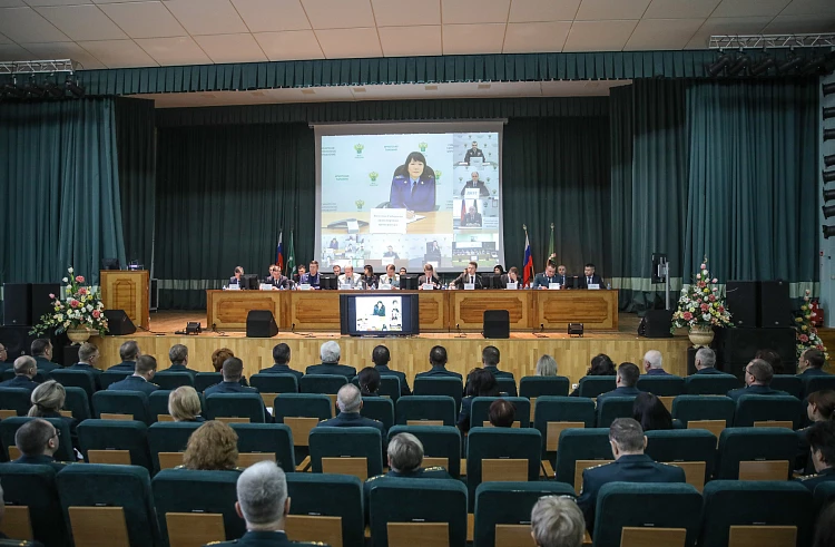 На расширенном заседании коллегии Дальневосточного таможенного управления заместитель министра транспорта РФ Валентин Иванов рассказал о мерах по развитию пунктов пропуска через госграницу в ДФО