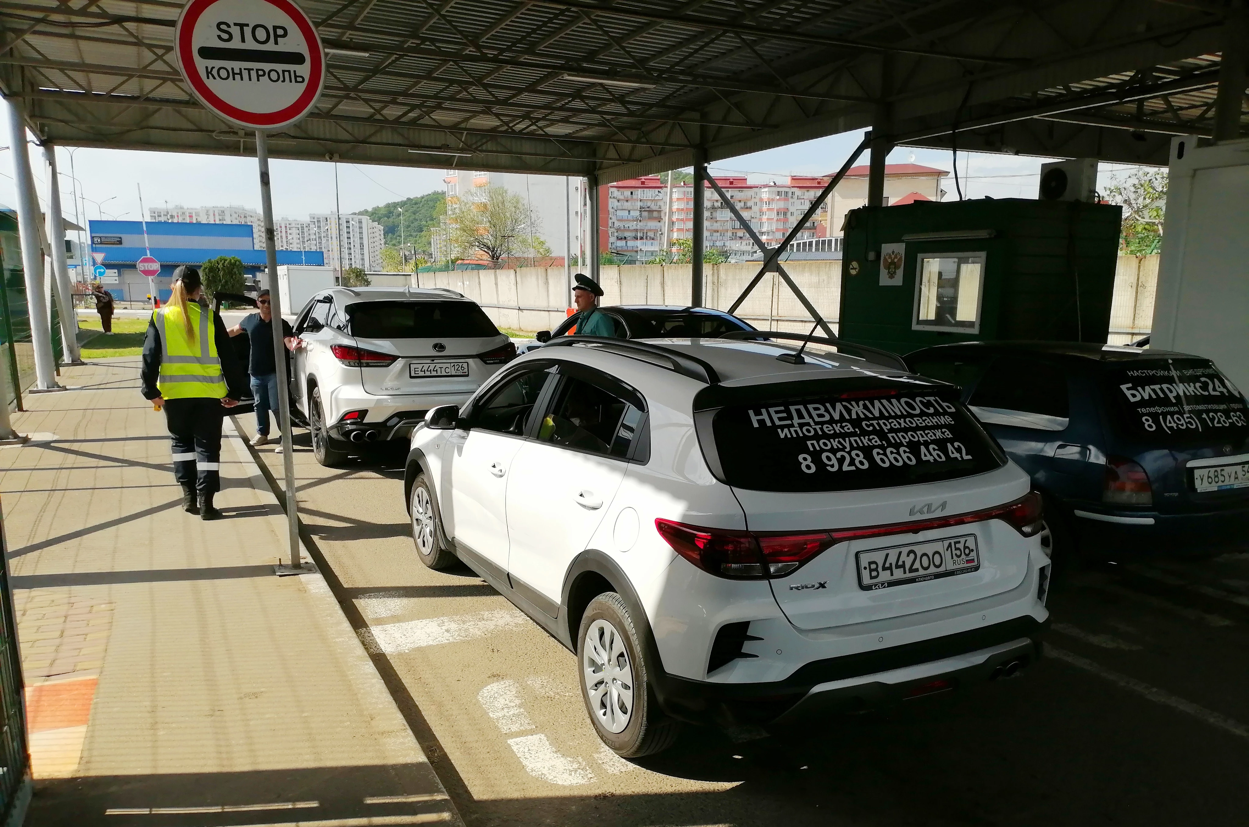 Руководитель ФГКУ Росгранстрой Геннадий Безлобенко провел совещание в автомобильном пункте пропуска Адлер на границе с Абхазией