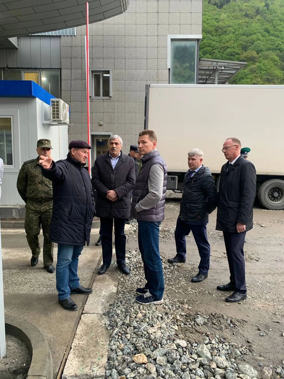 Заместитель министра транспорта РФ Валентин Иванов оценил ход работ по реконструкции пункта пропуска Верхний Ларс в Северной Осетии