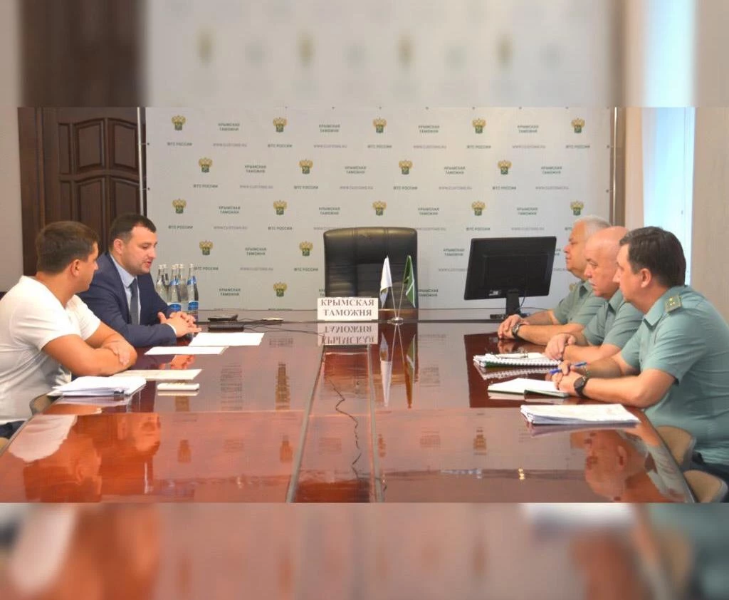 В рамках рабочего визита в Республику Крым руководитель ФГКУ Росгранстрой Виталий Шишмарёв принял участие в совещании по развитию морского пункта пропуска через госграницу Феодосия 