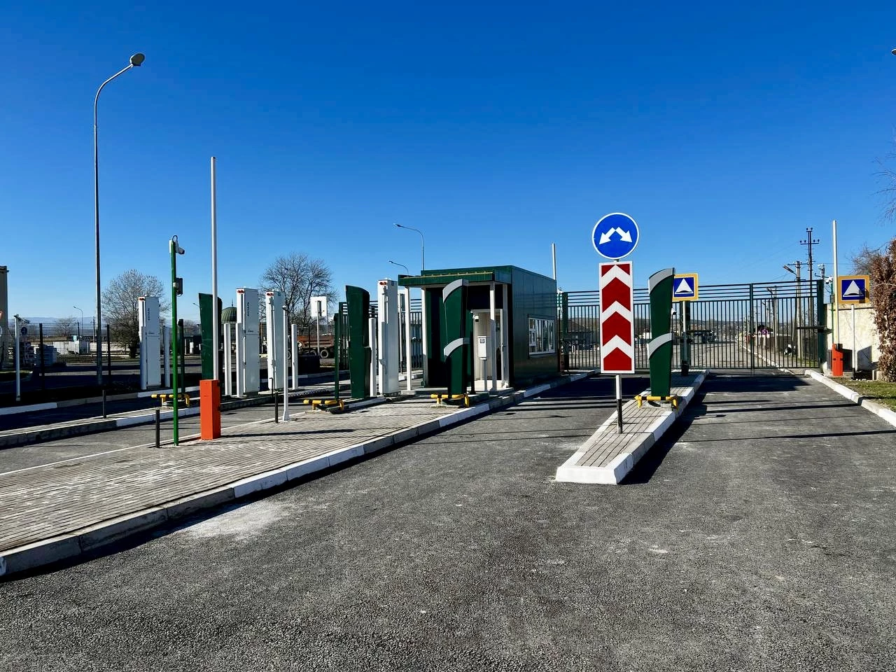 На границе России с Грузией и с Азербайджаном после реконструкции открылись два автомобильных пункта пропуска