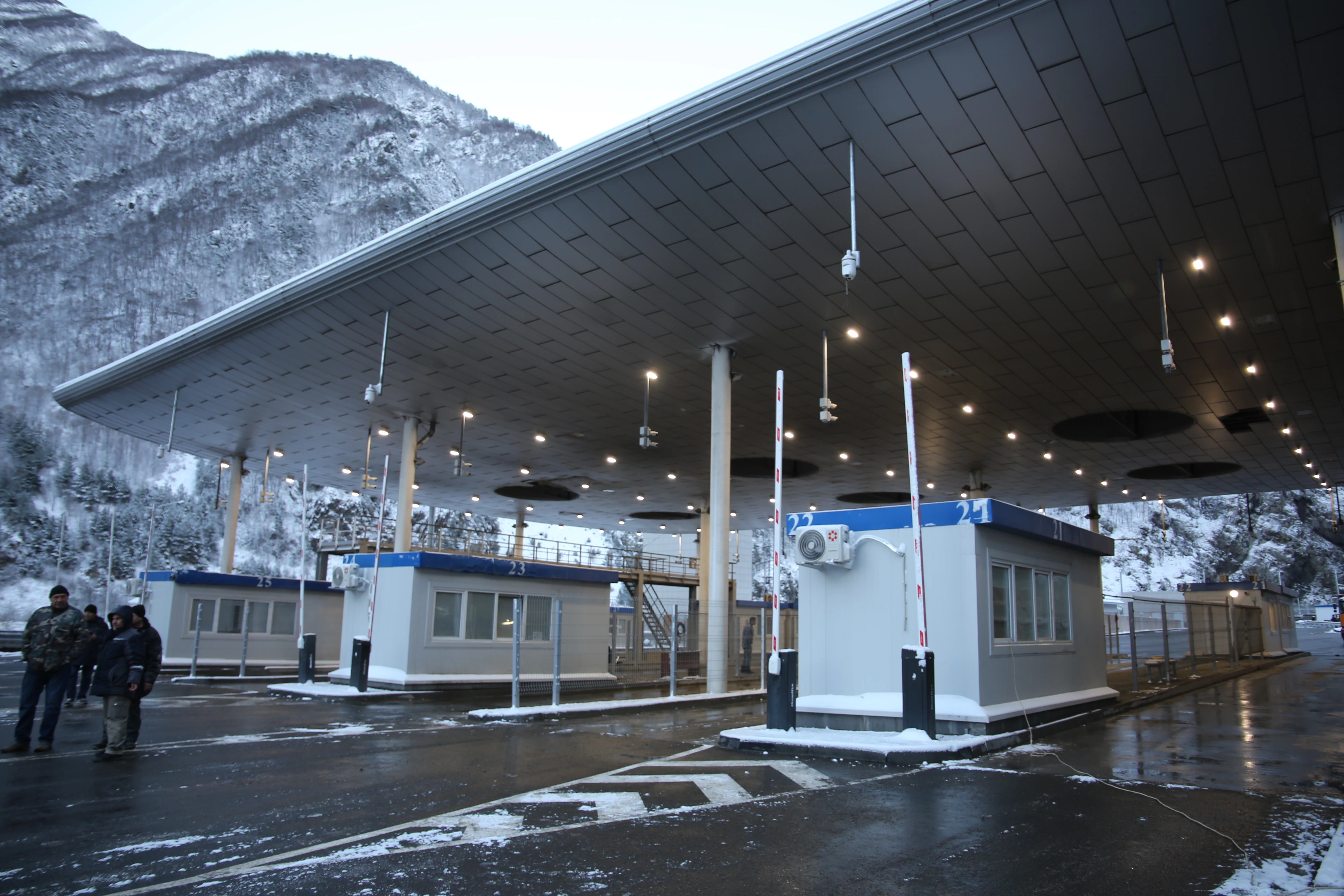 На границе России с Грузией и с Азербайджаном после реконструкции открылись два автомобильных пункта пропуска