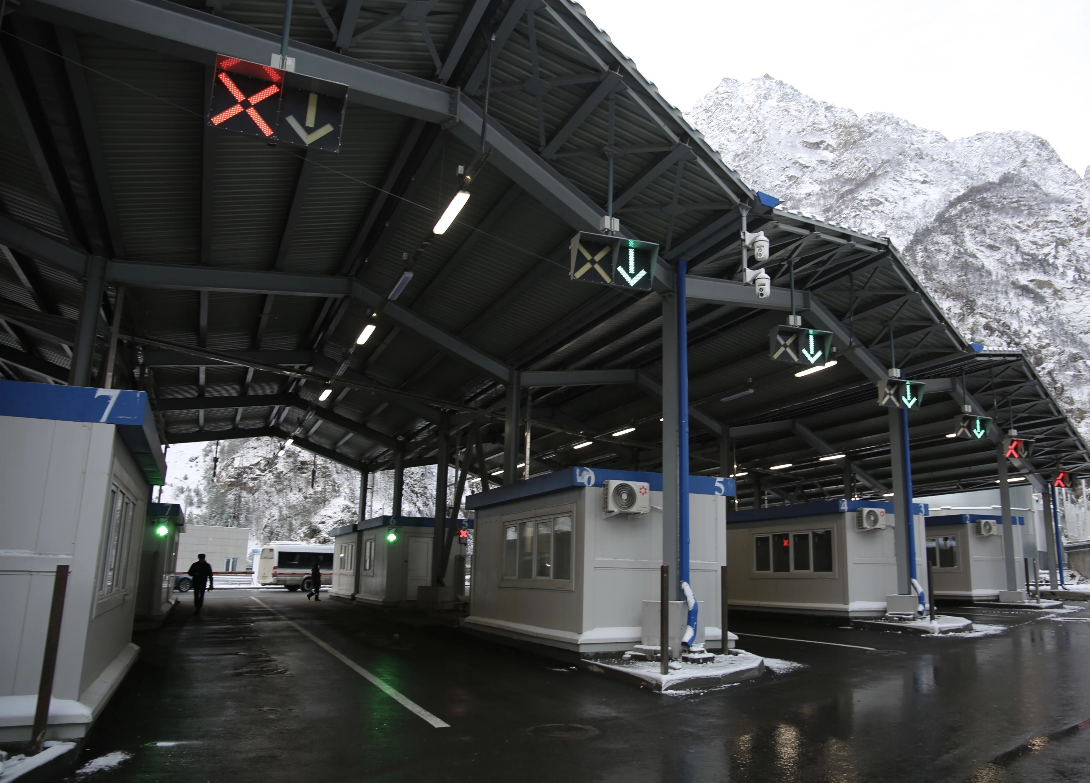 На границе России с Грузией и с Азербайджаном после реконструкции открылись два автомобильных пункта пропуска