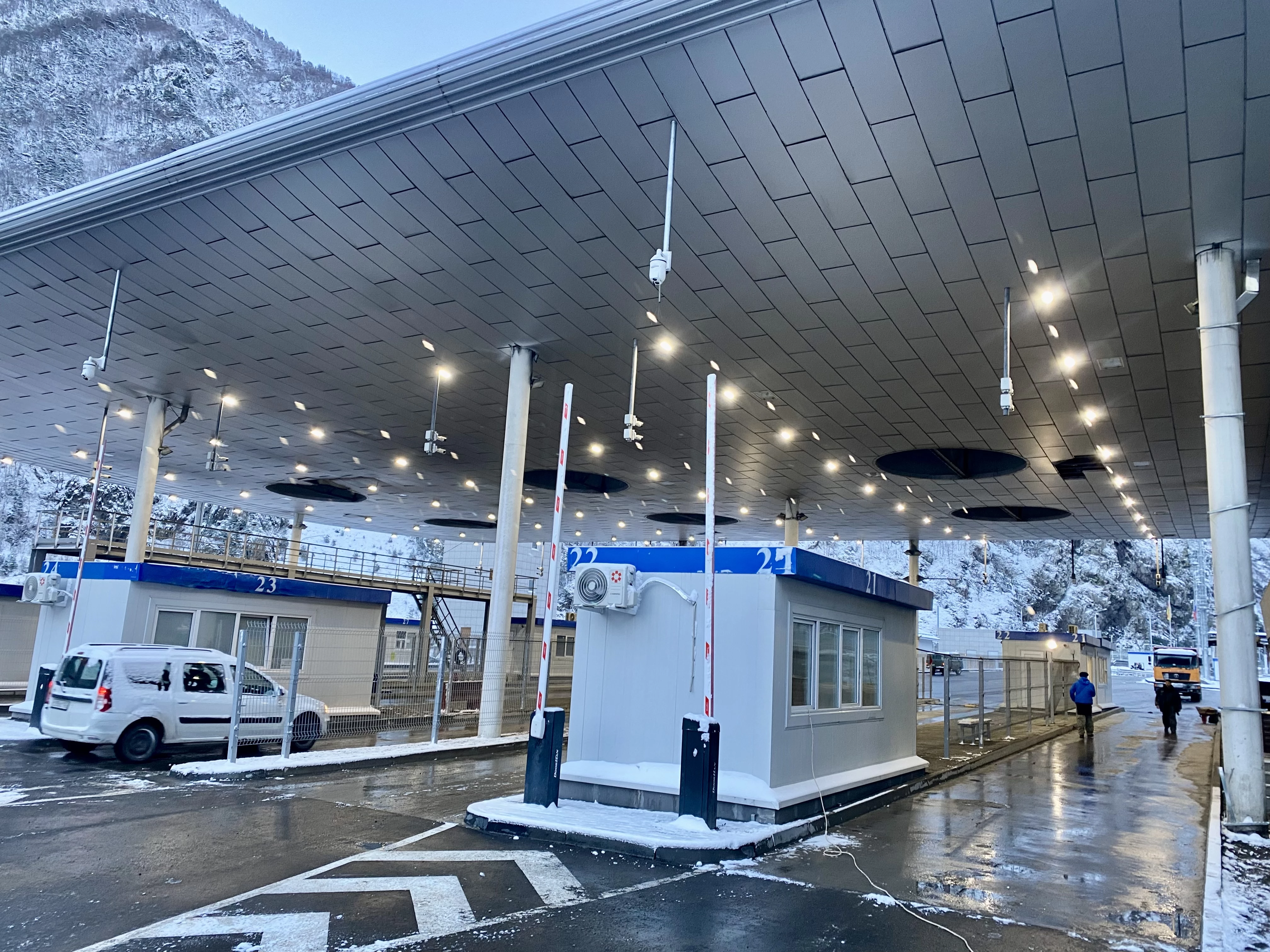 На границе России с Грузией и с Азербайджаном после реконструкции открылись два автомобильных пункта пропуска