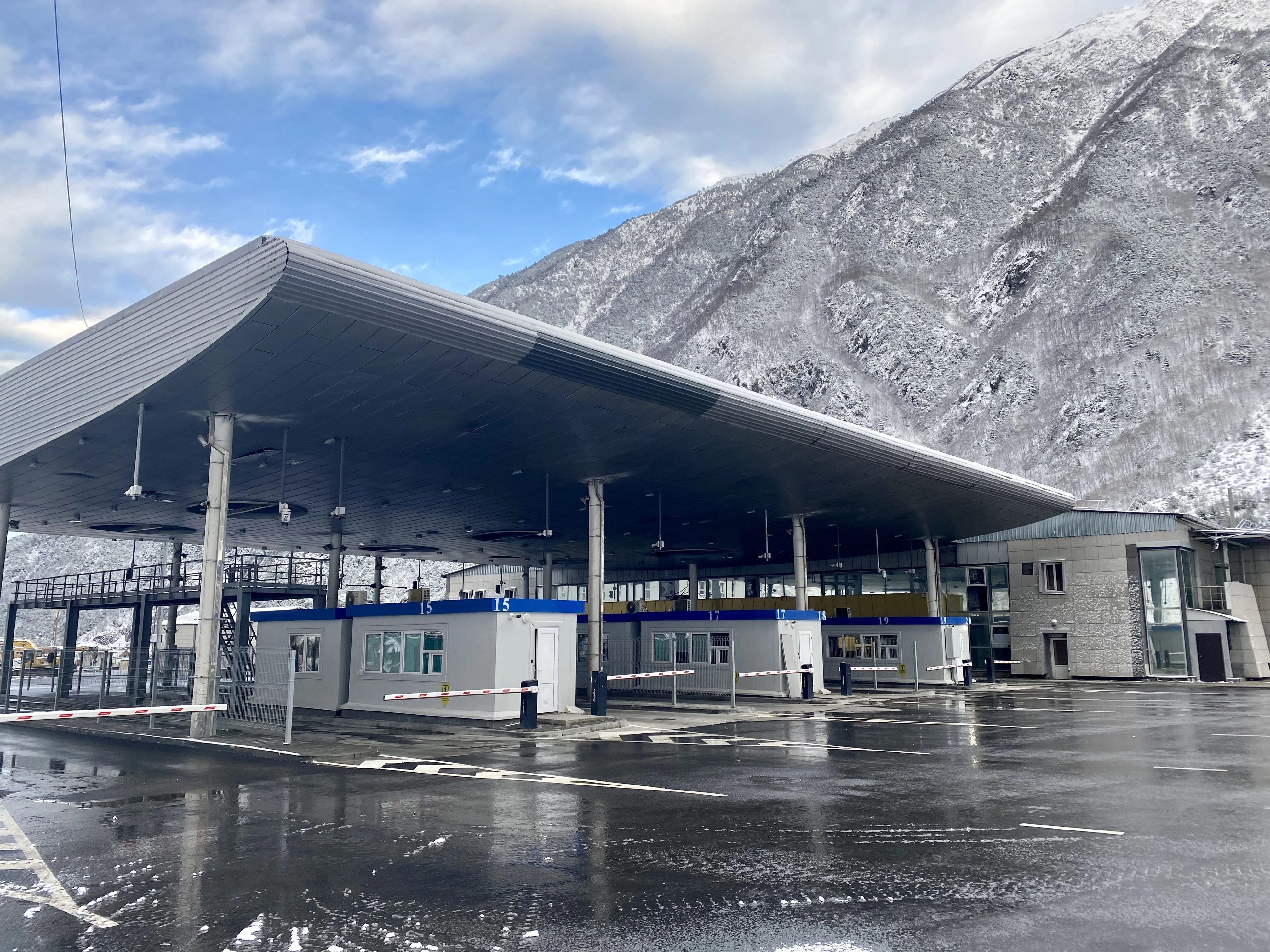 На границе России с Грузией и с Азербайджаном после реконструкции открылись два автомобильных пункта пропуска